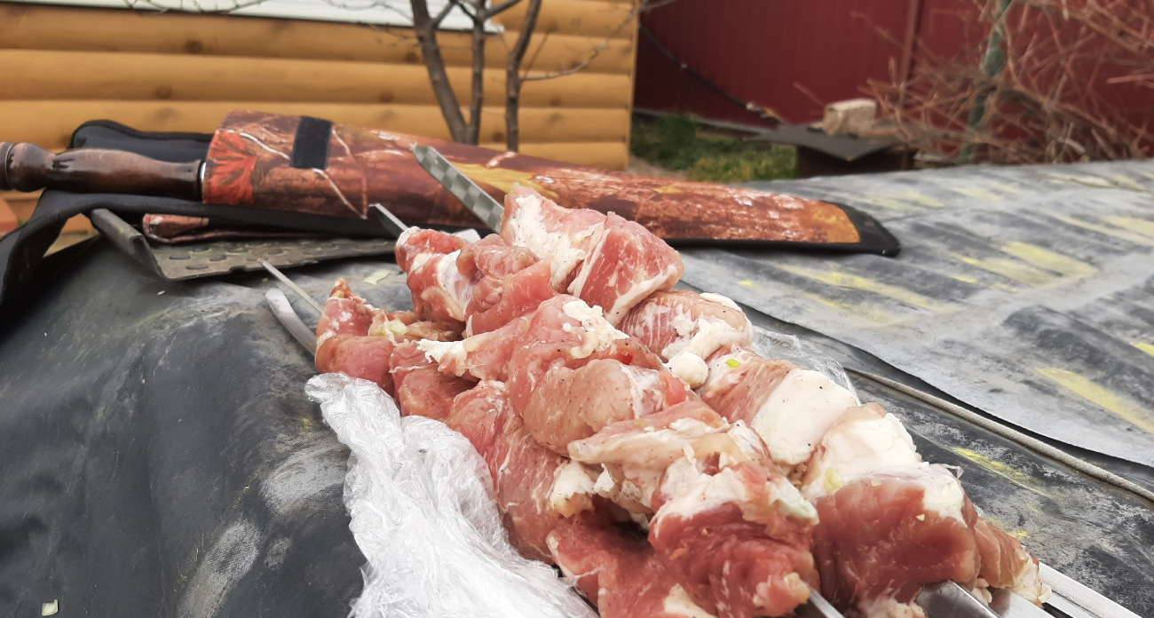 Как не отравиться на майские: в популярным мясе для шашлыка нашли кишечную палочку