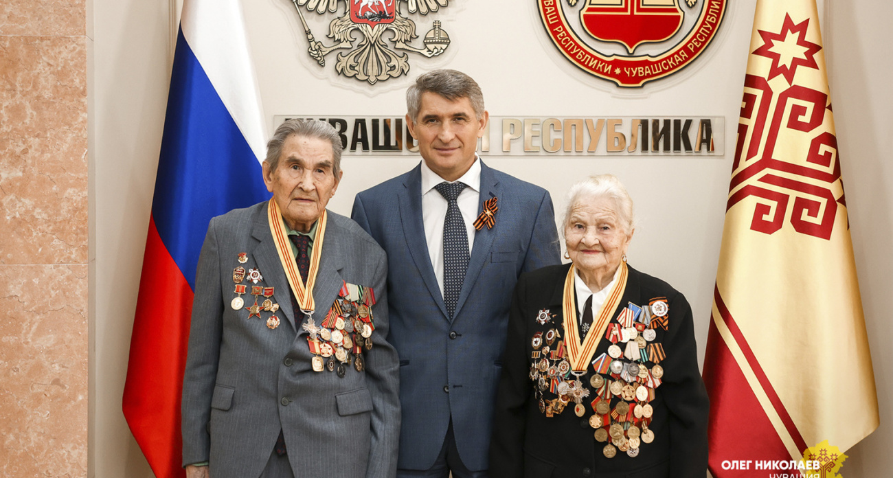 Николаев вручил двум ветеранам Великой Отечественной войны знак, грамоту и удостоверение почетного гражданина Чувашии