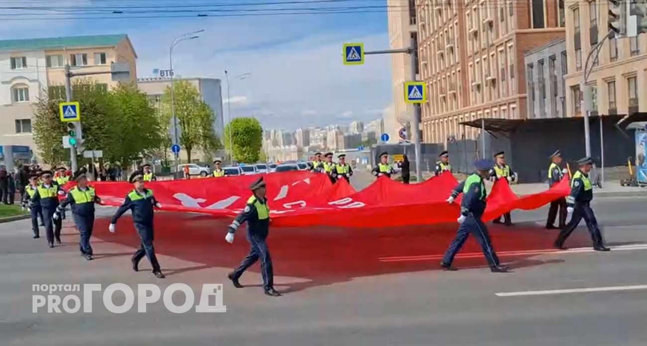 По улицам Чебоксар торжественно пронесли огромное Знамя Победы