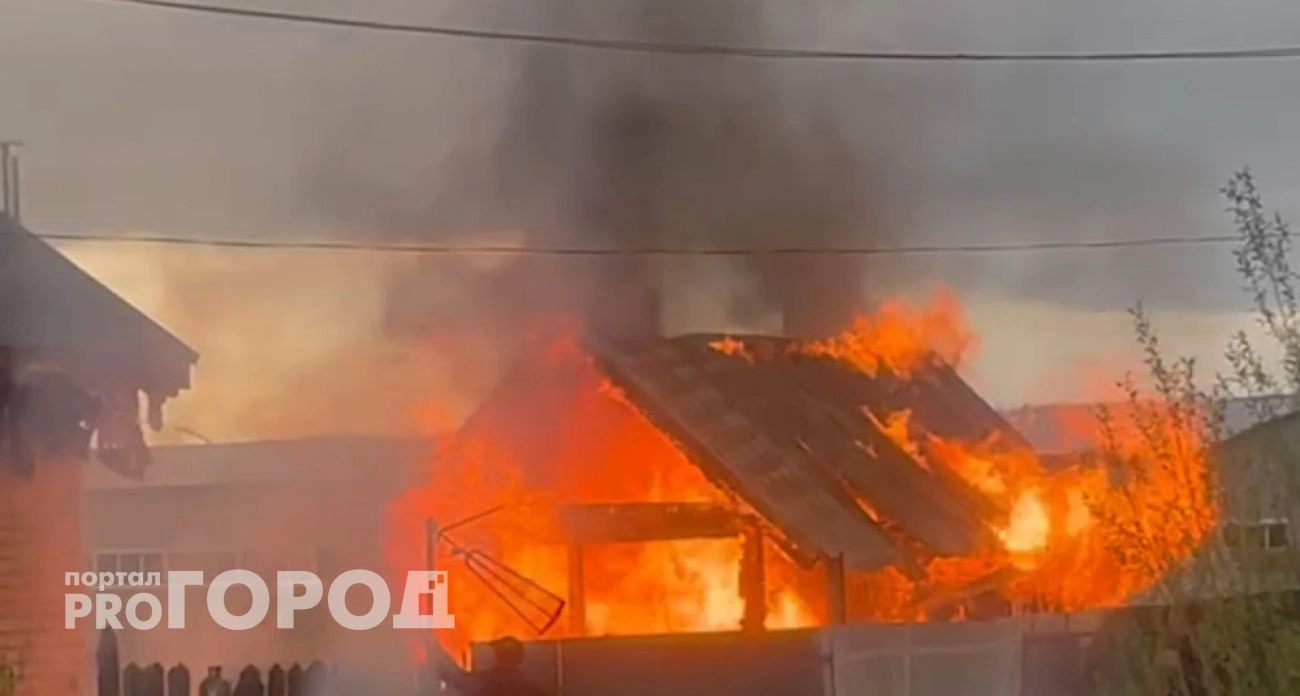 Фото к статье: В Чебоксарском районе загорелась баня: от огня спасают ближайший к ней дом