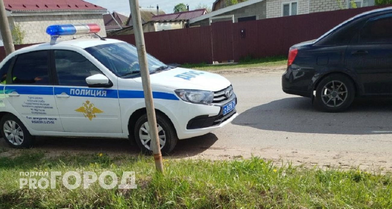 Фото к статье: В Чувашии несовершеннолетний питбайкер не справился с управлением и на скорости вылетел с дороги