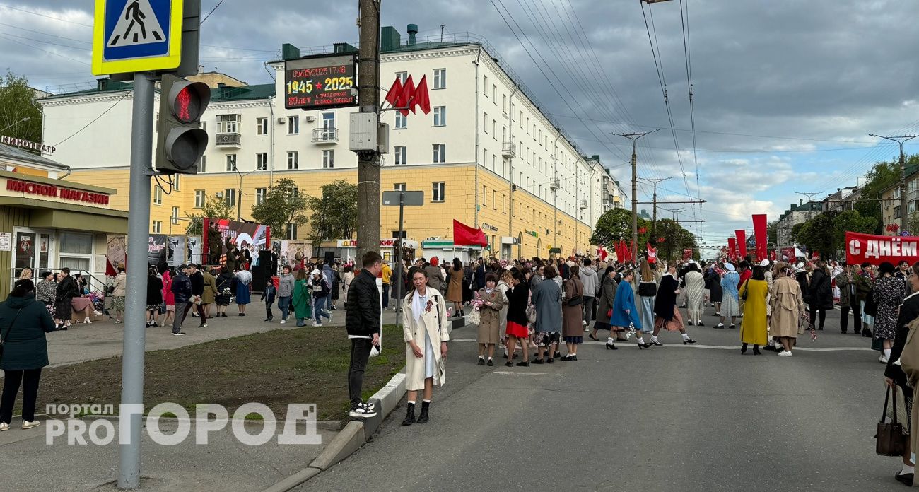 Как отгремел День Победы в Чебоксарах: девушки в белых носочках, парни в советской форме, военные песни и салют