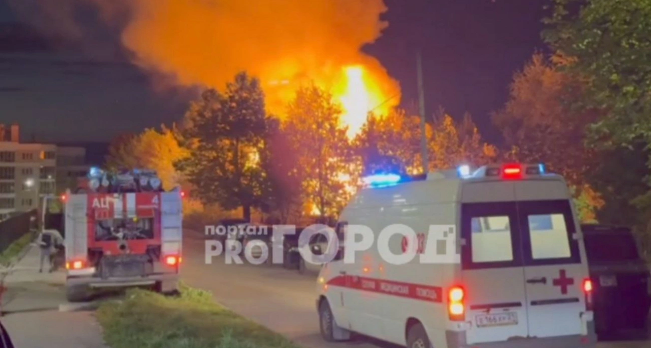 Фото к статье: В Чебоксарах сгорел дом: загорелся глубокой ночью