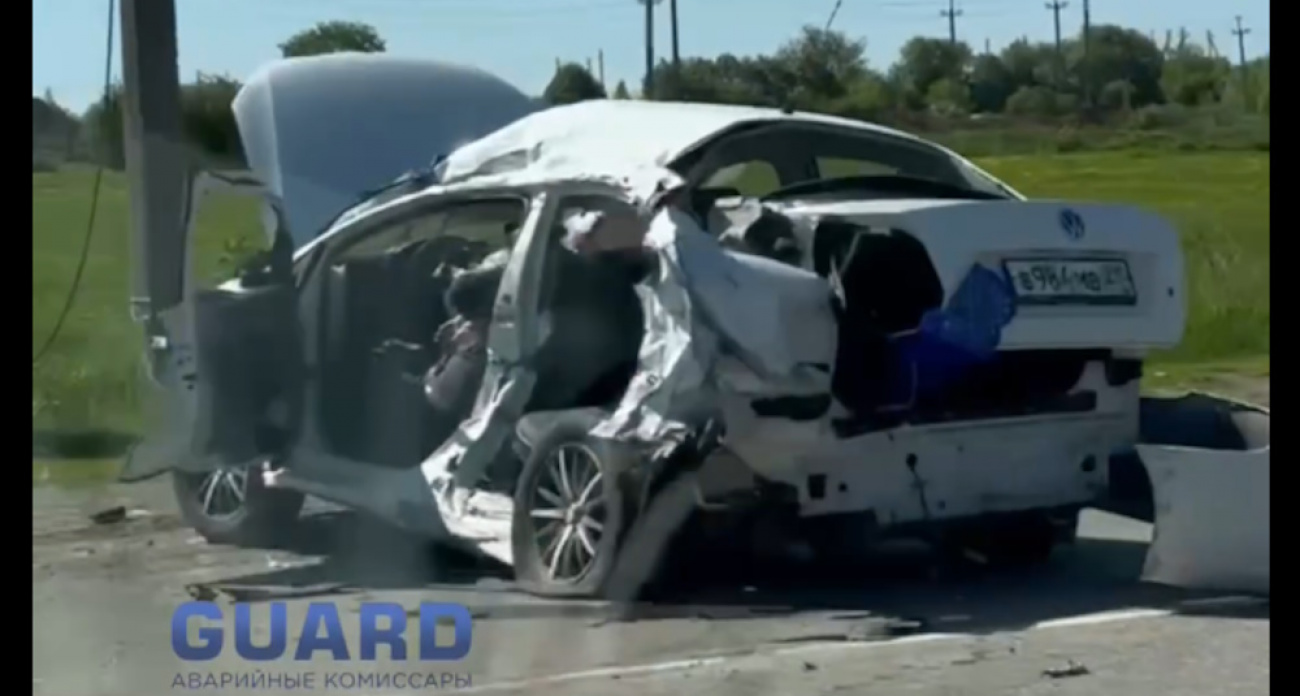 На трассе в Чебоксарском районе КамАЗ влетел в бок легковушке