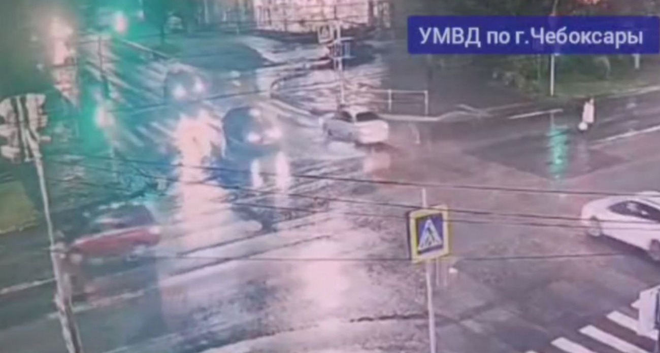 В Чебоксарах неопытный водитель сбил пешехода: тот переходил улицу на зеленый