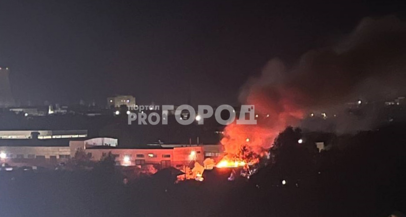 Ночью в Чебоксарах загорелся частный дом