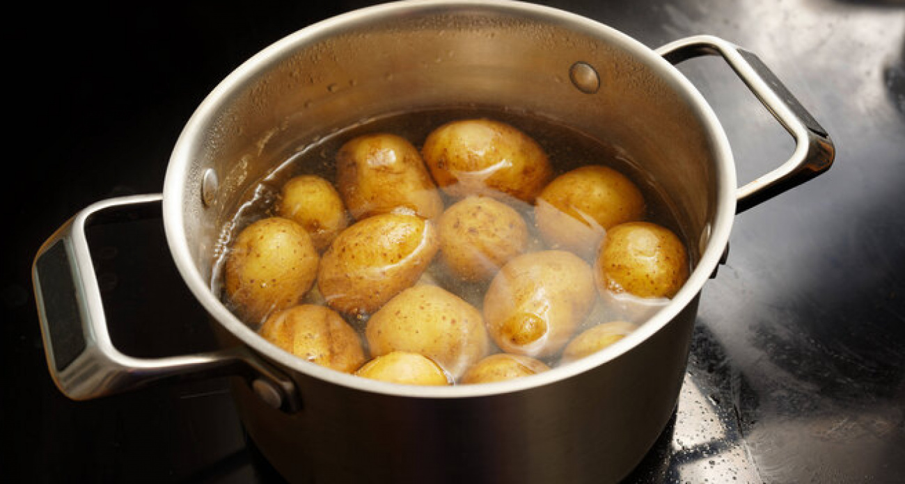 Просто добавляю это в воду при варке: картошка не разваливается и сохраняет больше полезных свойств