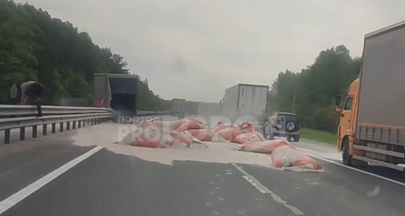 В Чувашии на трассе М-7 у фуры отцепился прицеп, и вывалившиеся мешки перекрыли часть дороги