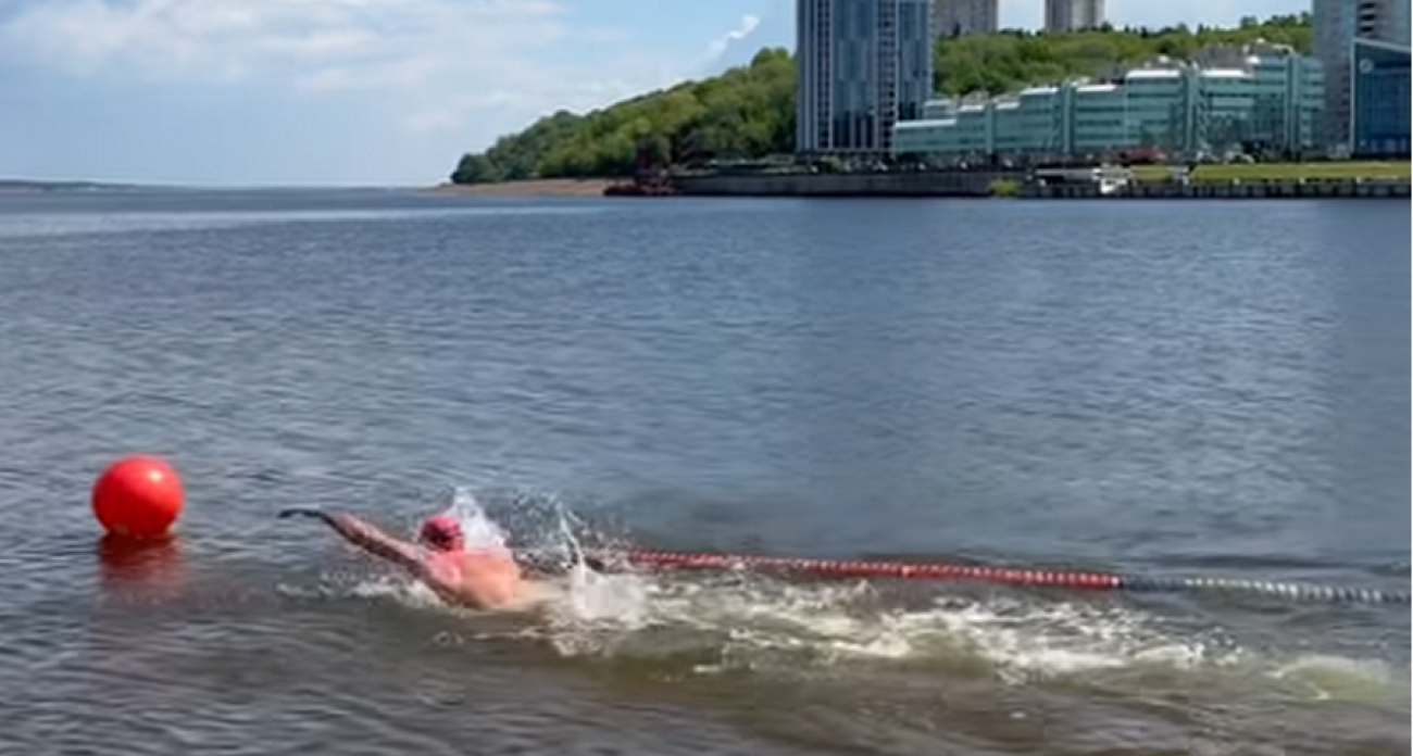 В Чебоксарах более 40 пловцов соревновались между собой, преодолевая дистанции в 10-градусной воде