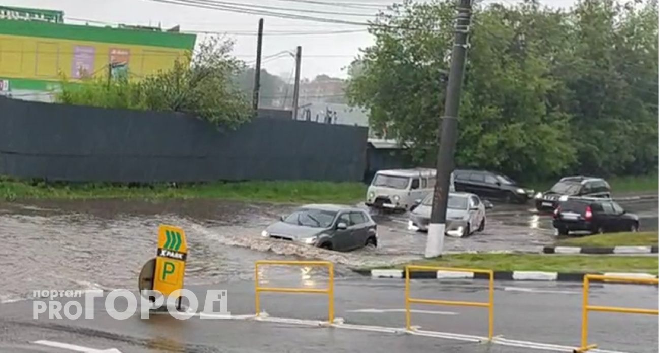 Одна из улиц в Чебоксарах превратилась в реку: машины глохнут из-за воды