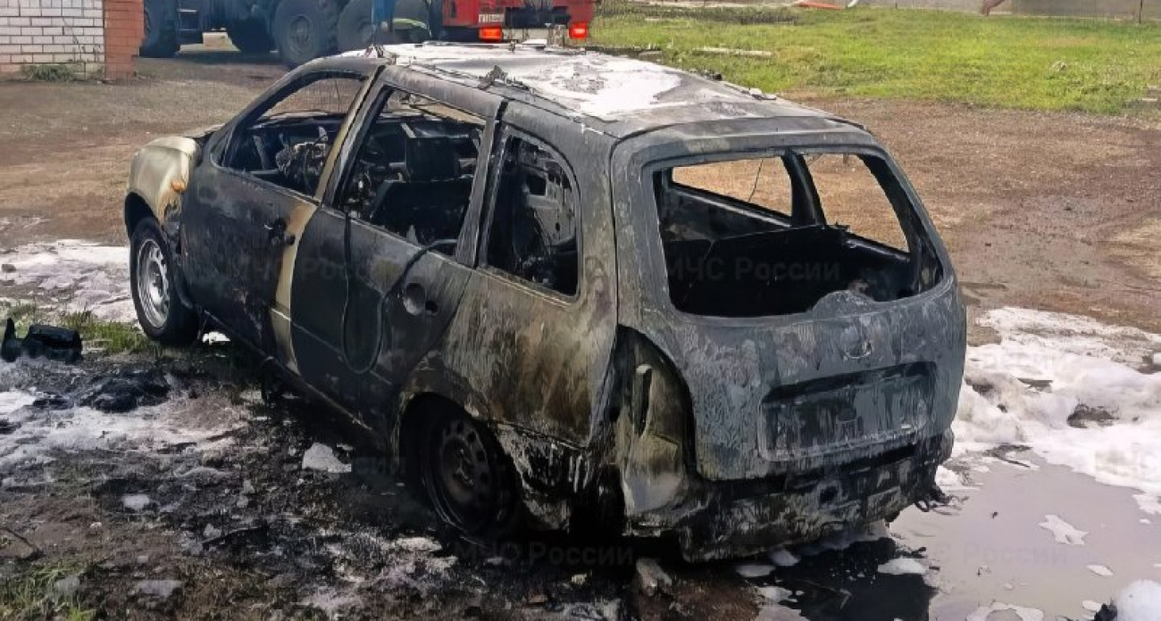 В чувашском селе искры от сварки спалили легковушку