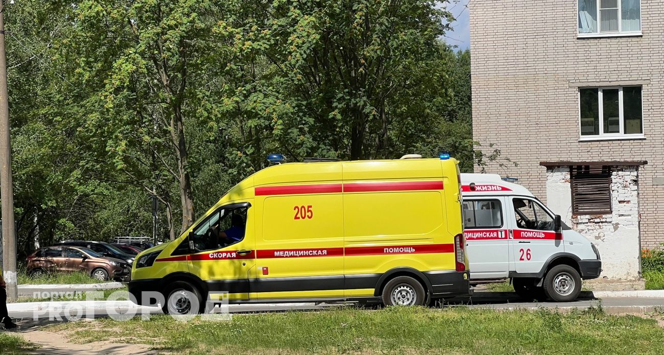 В Чебоксарах машина скорой помощи преградила путь водителю-подростку, который  пытался скрыться от полиции