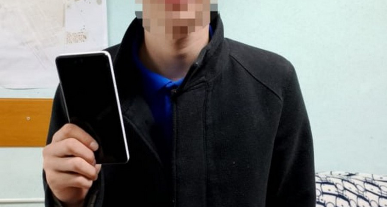 Студент техникума уговорил школьника из Чувашии сделать фото карты отца ради бонусов в игре