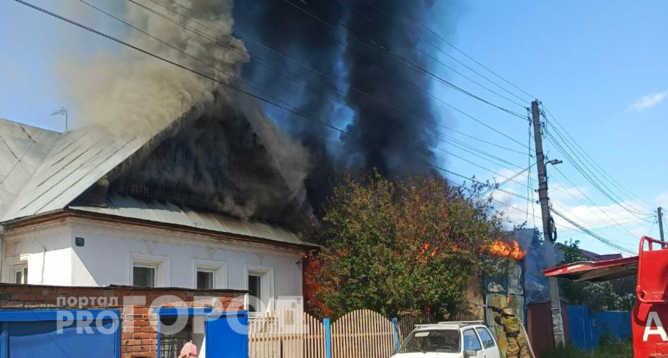 В Южном поселке Чебоксар полыхают дом и гараж