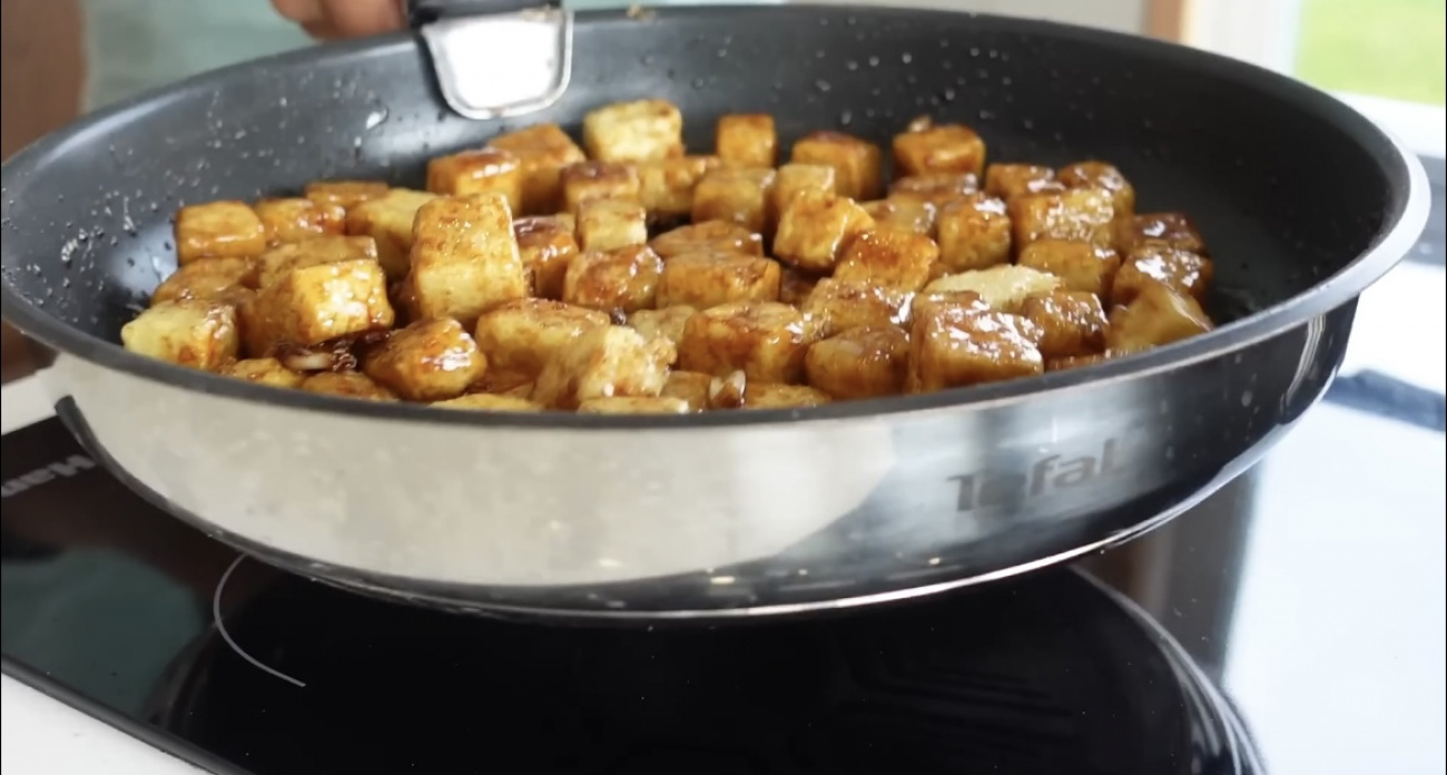 Муж просит готовить каждый день: делаю вкуснейший салат с хрустящими баклажанами за 15 минут