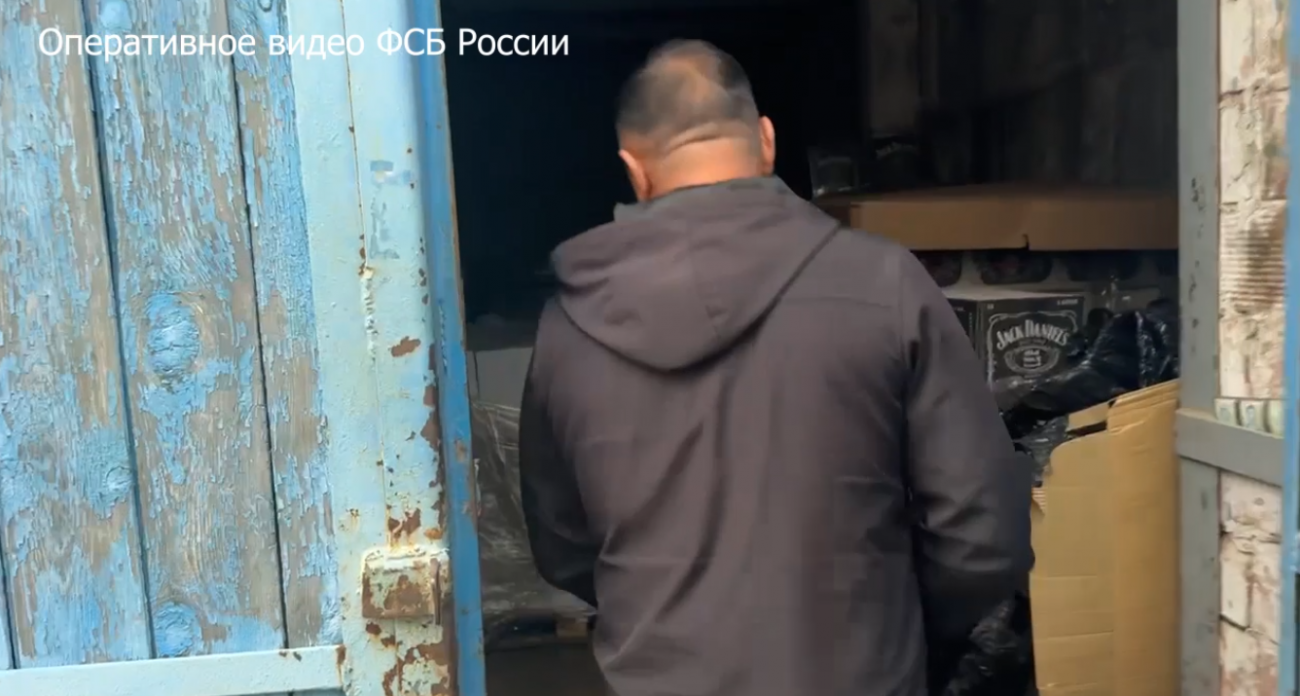 Новочебоксарца поймали на производстве и доставке паленого алкоголя