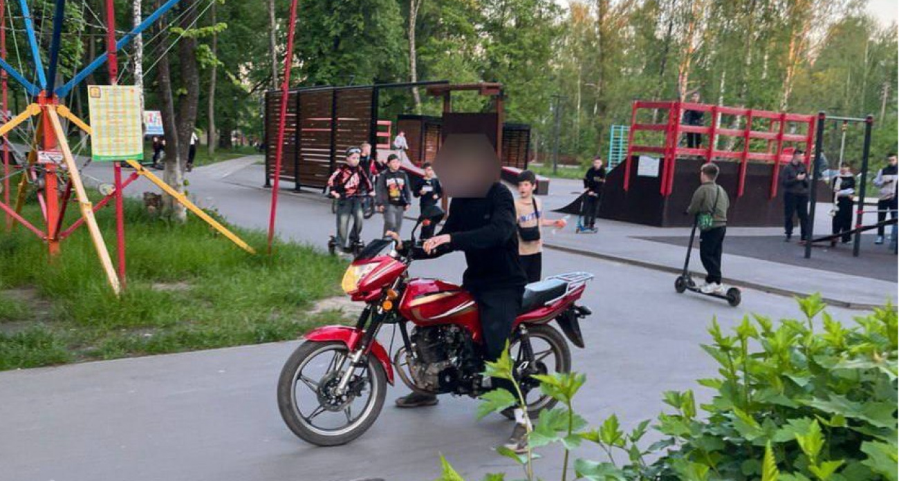 В Чувашии 16-летний студент извинился перед жителями за катание по парку на мотоцикле