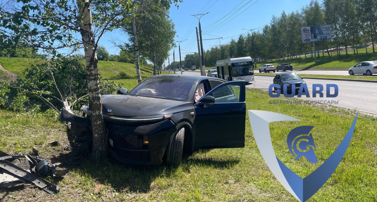 В Чебоксарах легковушка столкнулась с троллейбусом и врезалась в дерево