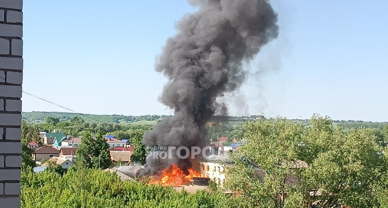 В Цивильске произошел пожар: огонь перекинулся с хозпостроек на крышу частного дома