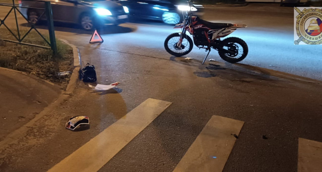 В Чебоксарах два подростка на питбайке врезались в Chery Tiggo