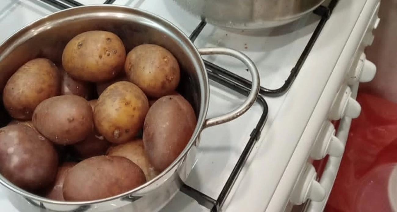 Никогда не выливаю воду из-под вареного картофеля, и вот почему