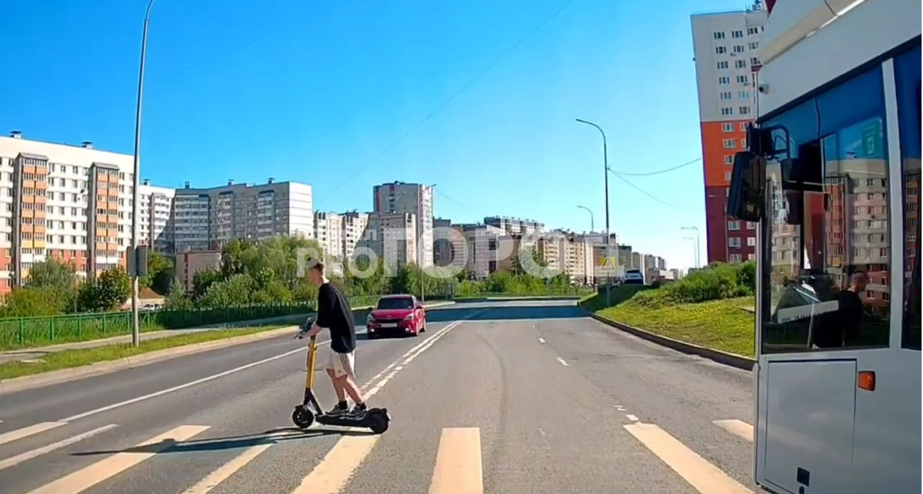 За нарушение ПДД лихачей на арендованных самокатах в Чувашии можно будет оставить без колес: им заблокируют прокат