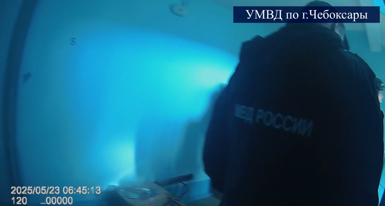 Чебоксарские полицейские спасли двоих уснувших друзей, которые оставили кастрюлю на плите