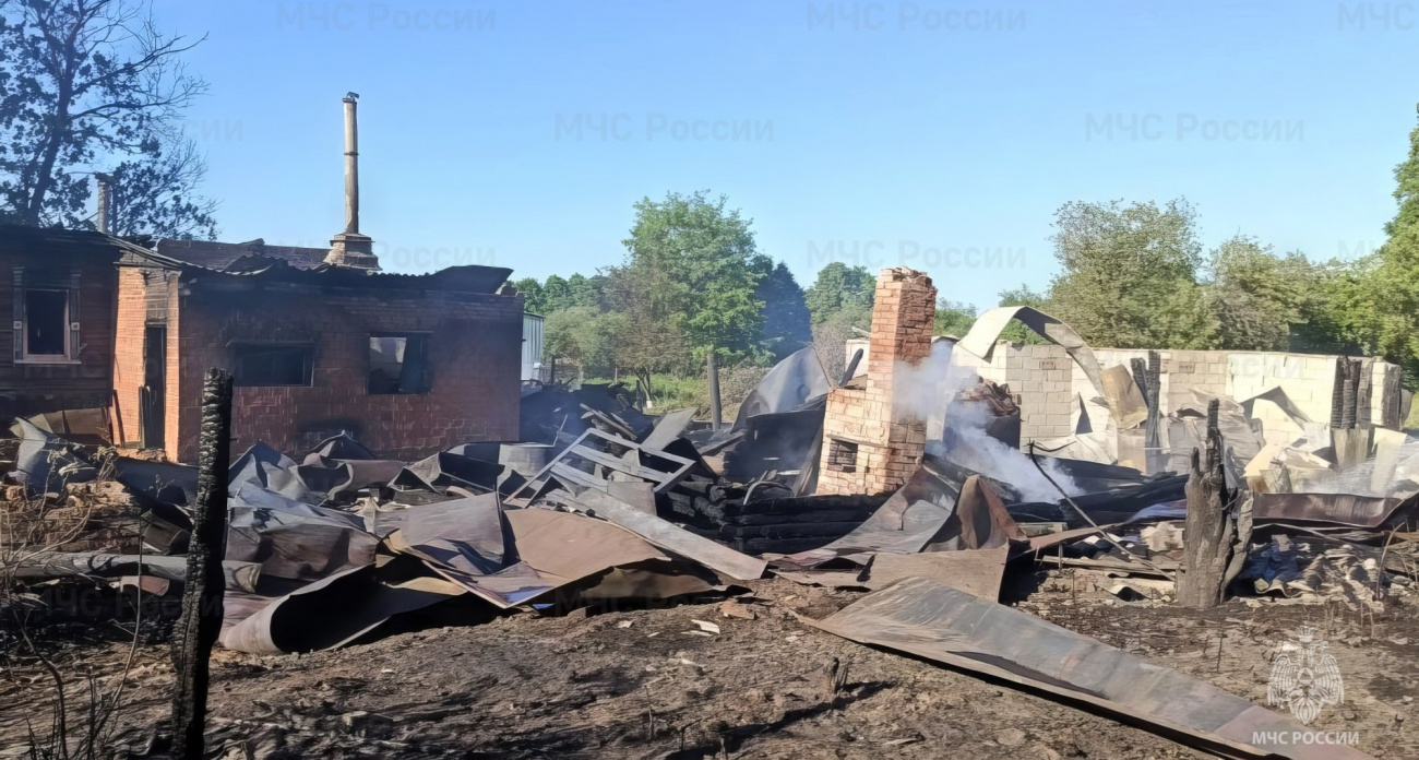 В Ядринском районе пожар превратил подворье сельчанина в пепелище