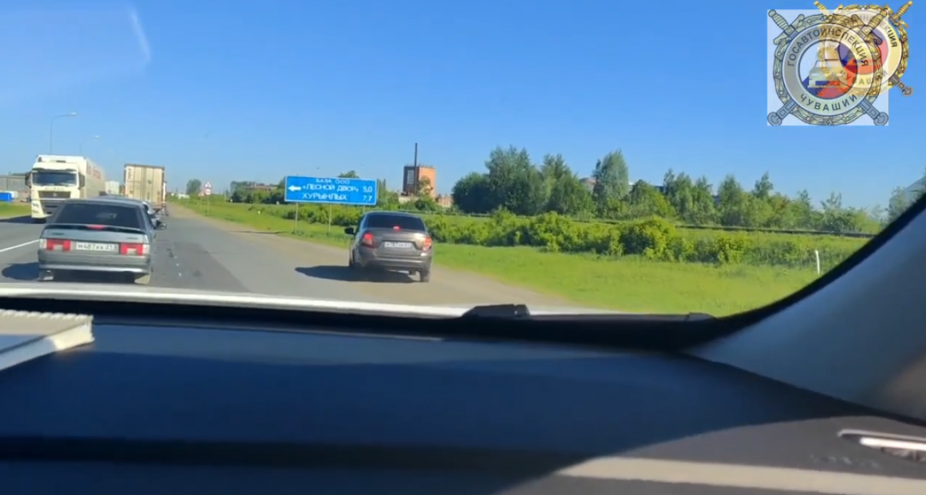 Инспекторы мгновенно наказали водителя "Лады Гранты", который ехал по обочине в сторону Чебоксар