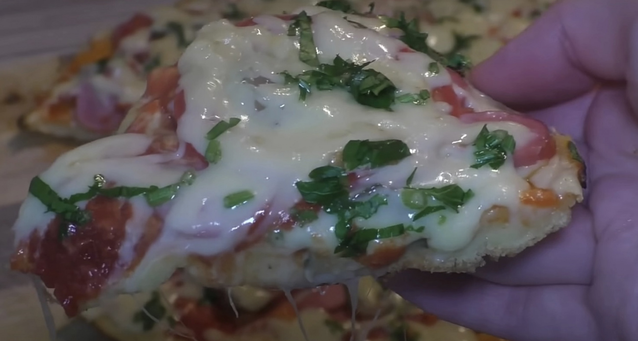 Забыла про духовку: теперь готовлю вкуснейшую пиццу на сковороде за 5 минут