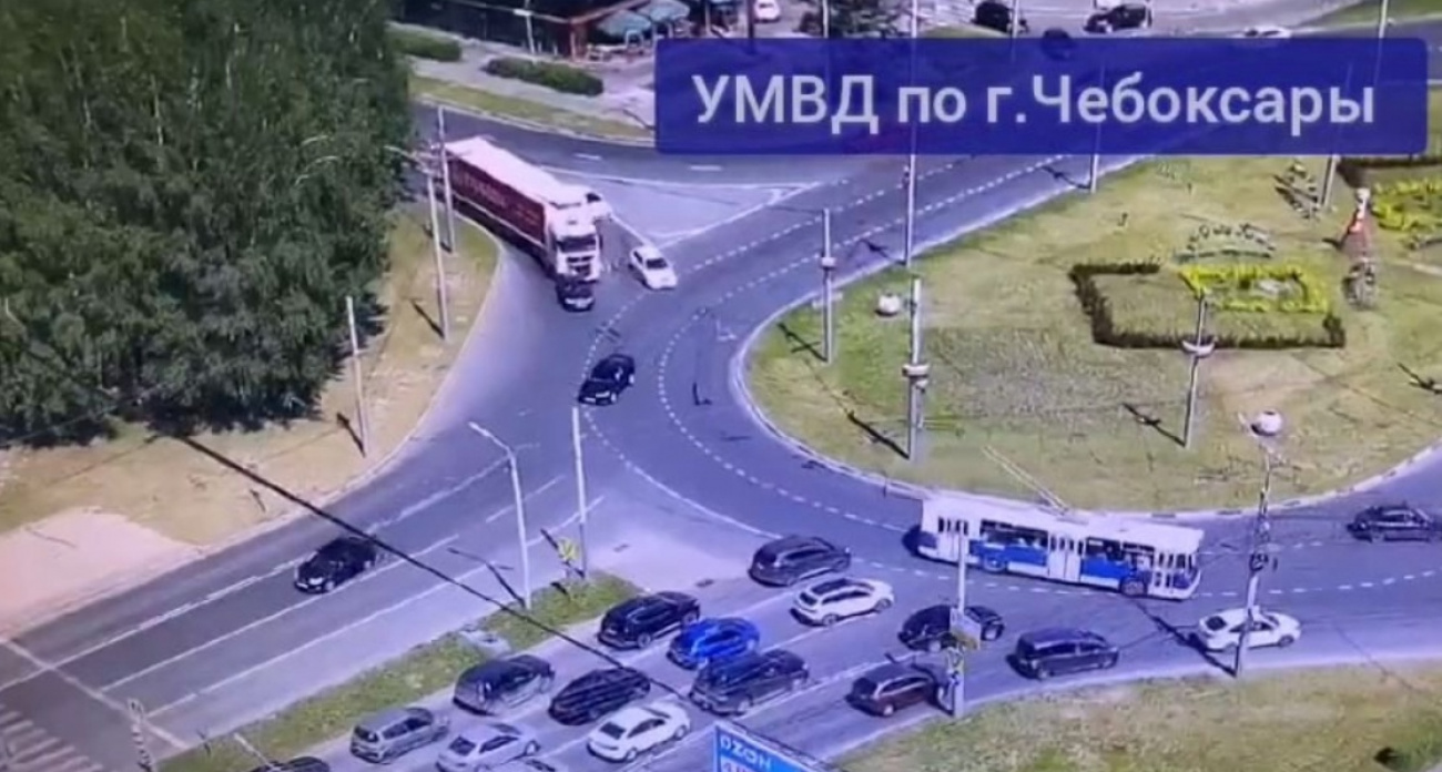 В Чебоксарах фура въехала в учебный автомобиль