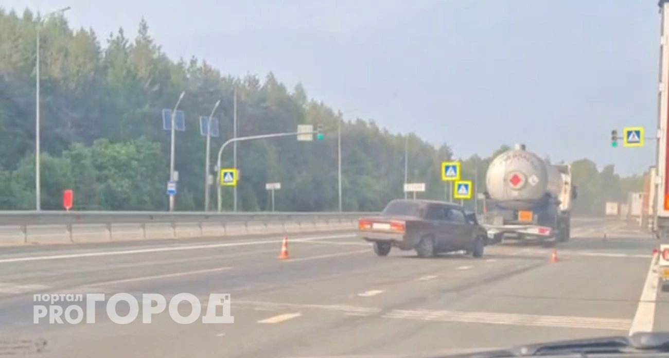 Фото к статье: На трассе М-7 в Чебоксарском районе легковушка врезалась в автоцистерну