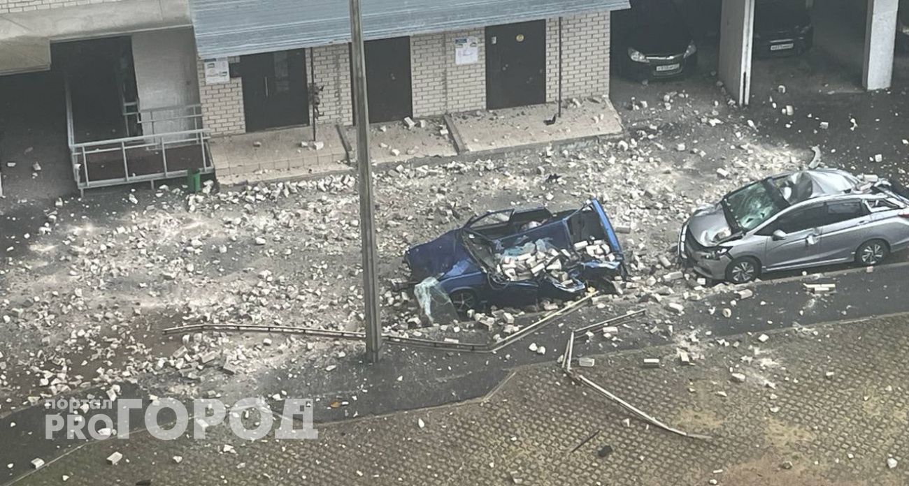 В Чебоксарах кирпичный парапет рухнул с крыши дома и раздавил несколько машин