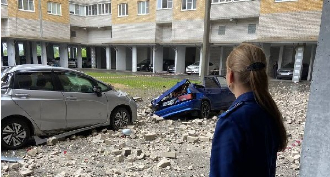 Прокуратура выехала на место происшествия в Чебоксарах, где на машины рухнул кирпичный парапет