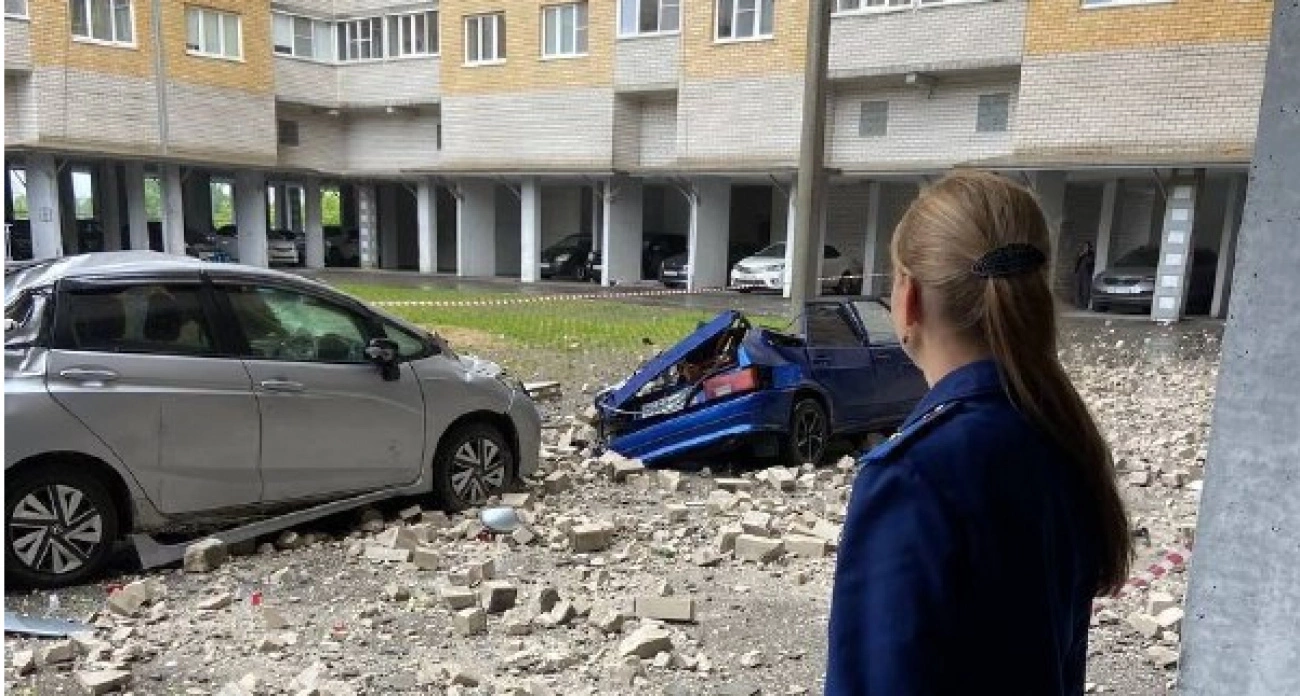 Чебоксары: обрушение парапета на автомобили и выезд прокуратуры на место ЧП - главные новости за 02.06.2025