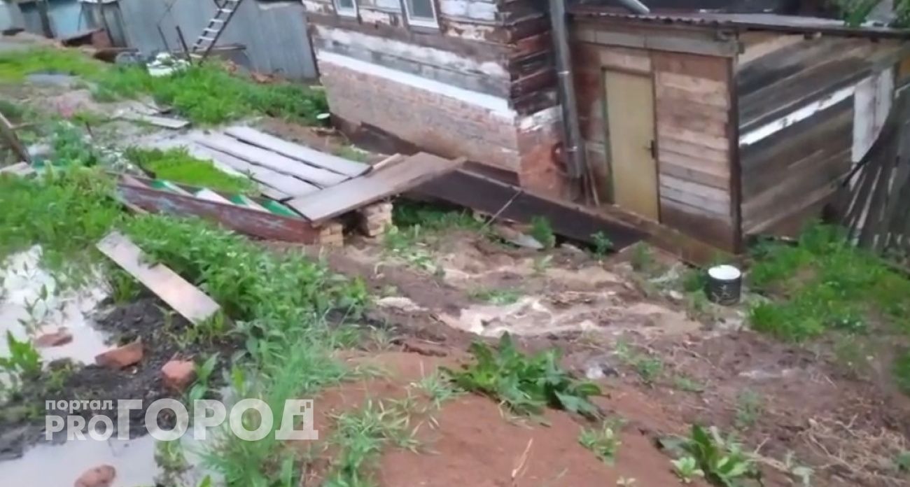 В Чебоксарах на улице Достоевского после ливня затопило частный дом: вода по трубам сливается с территории предприятий