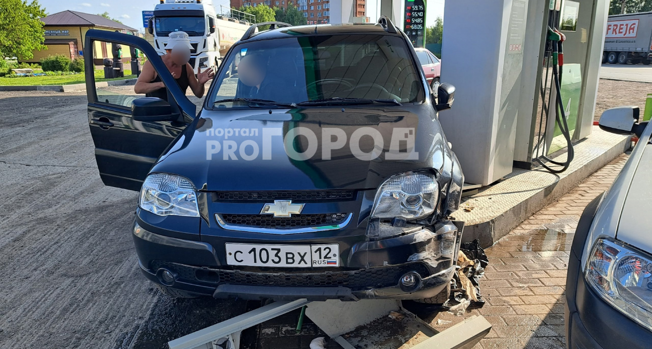 В Чебоксарах мужчина на внедорожнике врезался в заправку и сбежал с места ДТП