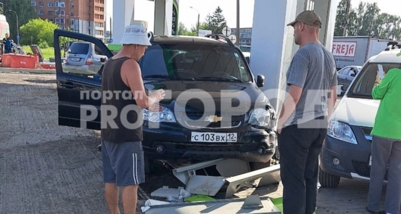 Фото к статье: Пьяный пассажир рассказал, как незнакомец сел в его машину и врезался в АЗС в Чебоксарах