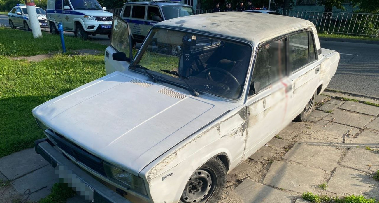 В Чебоксарах 21-летний водитель не справился с управлением ретроавто: пострадал пассажир