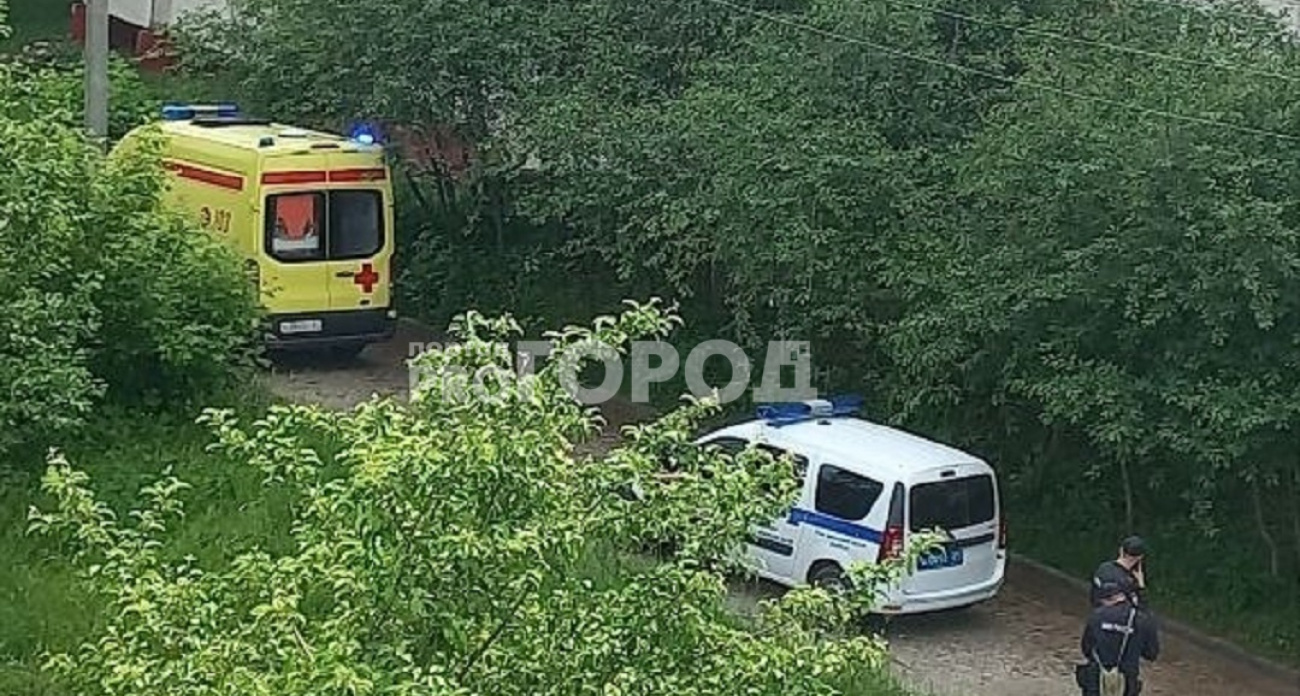 В Чебоксарах из окна многоквартирного дома упала женщина: ее занесли в реанимобиль