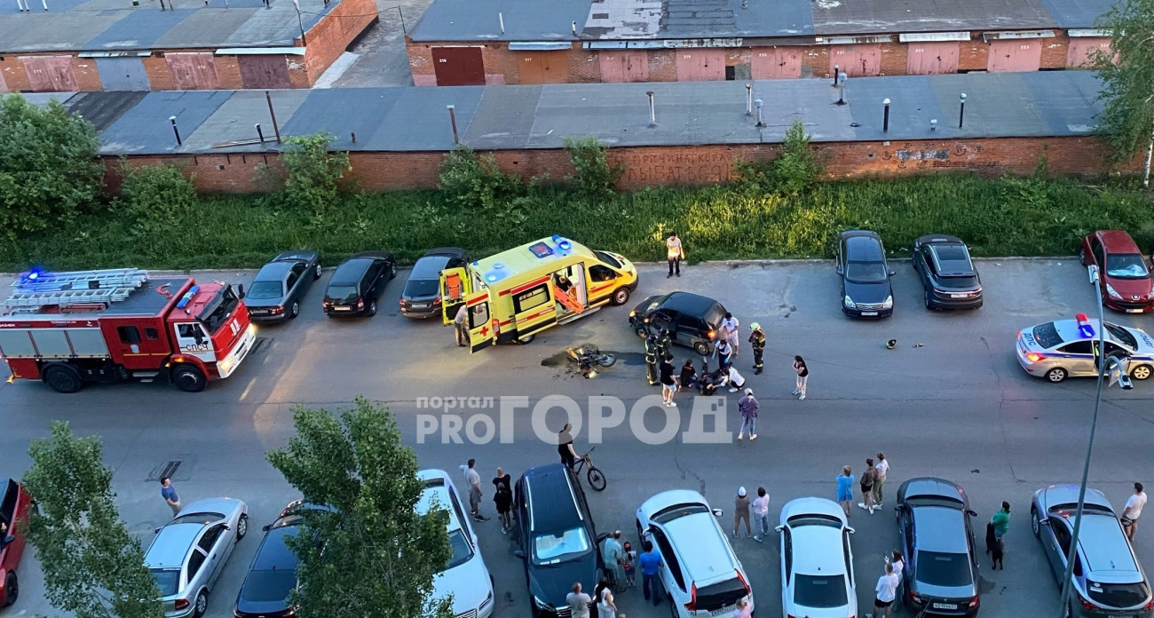 В Чебоксарах произошло ДТП с участием легковушки и мотоцикла: мотоциклист потерял сознание