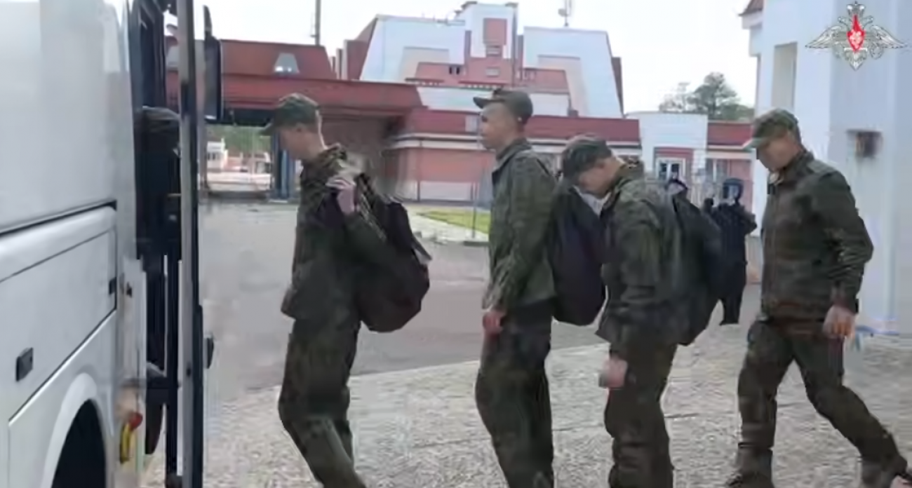 Первая группа молодых военнопленных возвращается в Россию: "Ура, мы дома!"