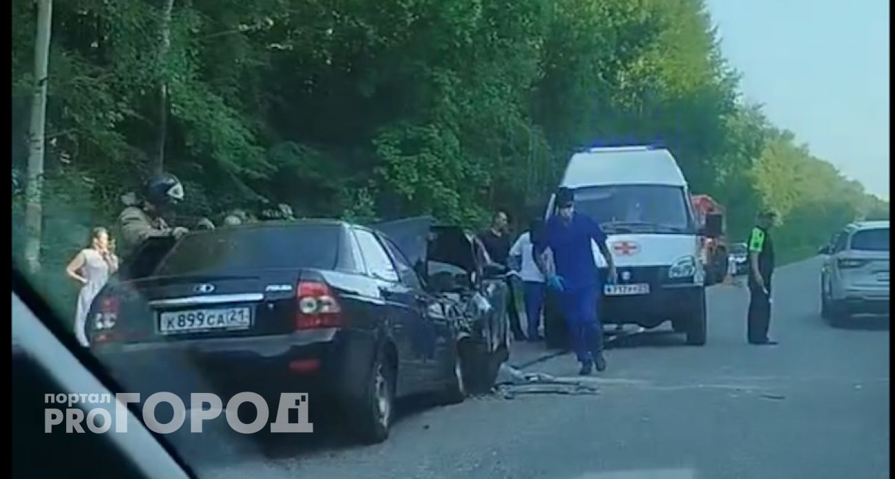 На трассе под Моргаушами серьезное ДТП: машины столкнулись лоб в лоб