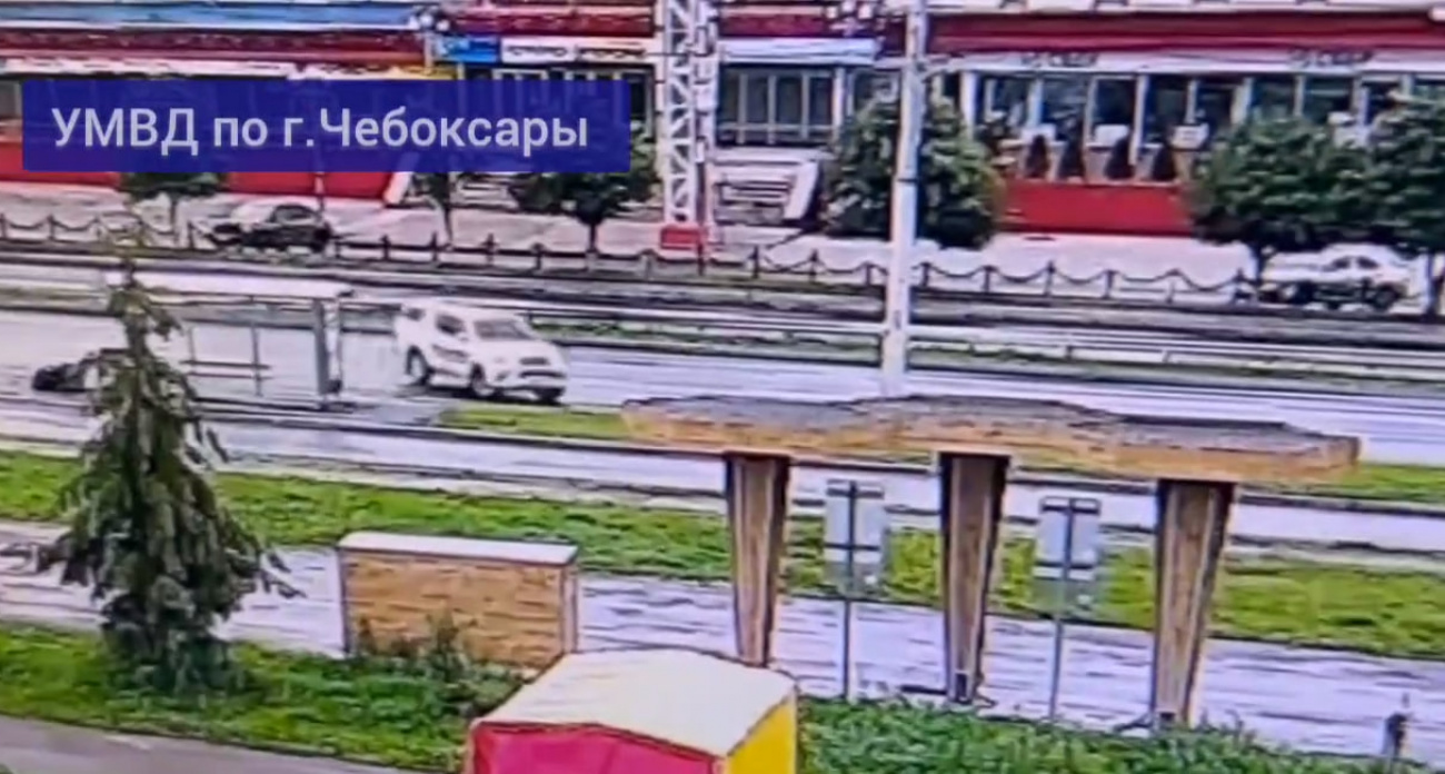 В Чебоксарах водитель внедорожника потерял управление и врезался в столб