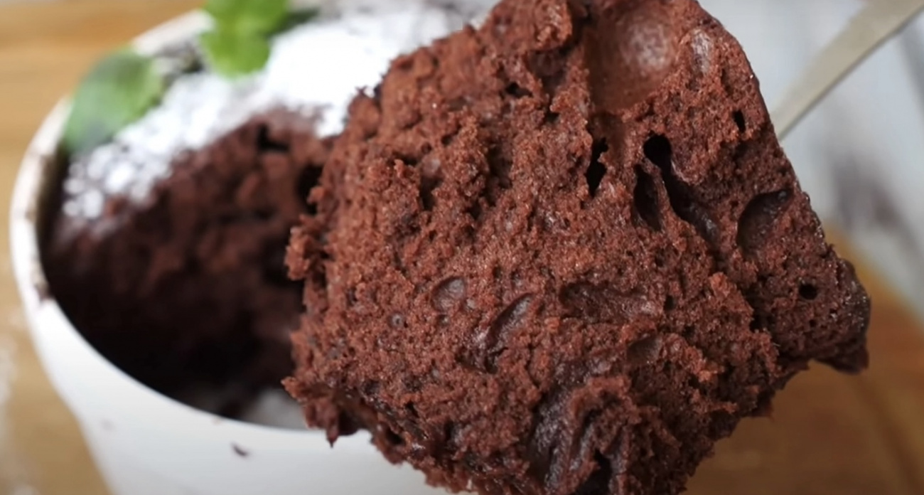 Дети сметают со стола вмиг: вкусный кекс в кружке за пять минут