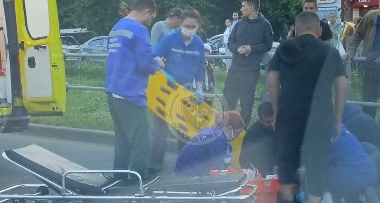 В Чебоксарах легковушка сбила самокатчика: его уложили на носилки скорой