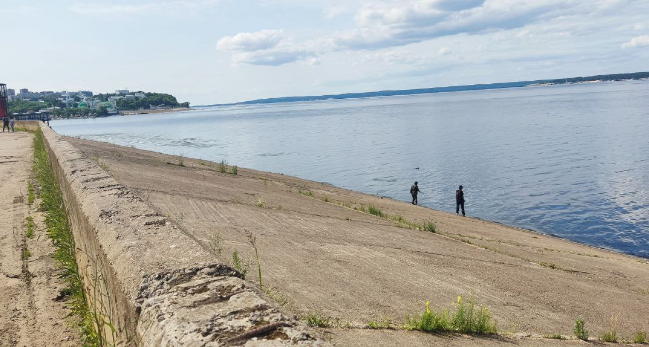 В Чебоксарах поймали жителя, который купался под запрещающим знаком