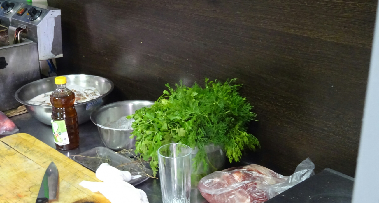 Одна разделочная доска для всего и другое: эти привычки на кухне выдают низкий интеллект 