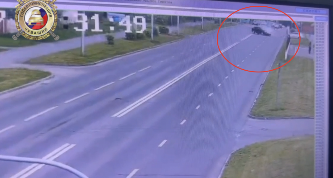 Появилось видео, как водитель легковушки сбивает мотоциклиста в Чебоксарах