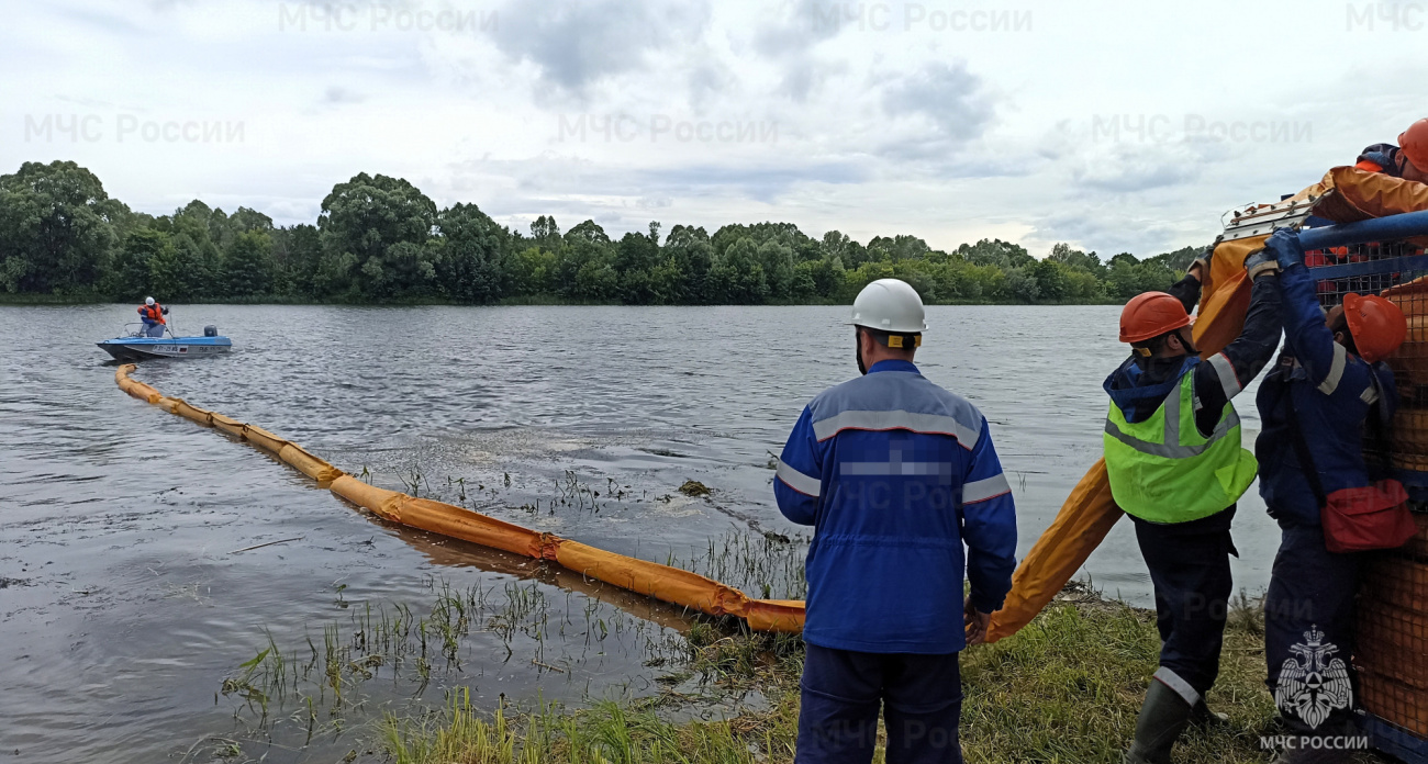 Спасатели Чувашии отрабатывали действия на случай разлива нефти в Суре